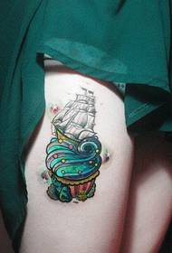 meitenes kājas skaists saldējuma buru laivas tetovējums