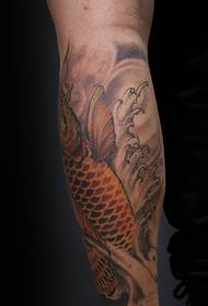 Нозе слики со тетоважи со водени златни крапи