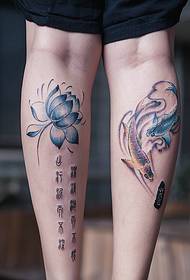 Terra caracteres chineses tradicionais e lulas pequenas, juntamente com tatuagem na perna