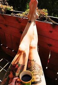 long legs plus tattoo can not stop the temptation