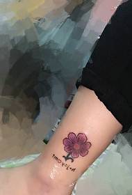 moda per a gamba piuttostu picculu fiore rossu tatuu