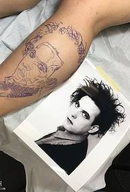 Kāju dūriena foto tetovējuma raksts
