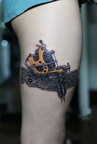 màquina de tatuatge encaix negre i tatuatge petit