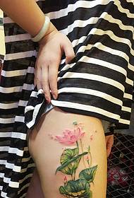 coscia floreale laterale Tatuaggio di loto di Colorus lotus