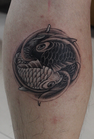 wzór tatuażu łydki taiji yin i yang ryb