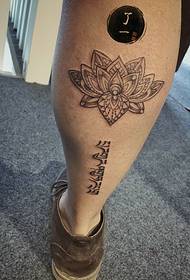 Brahma en Sanskrit mei de poat tatoet