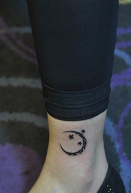 Meiteņu kājas un skaists modes mēness zvaigžņu tetovējums