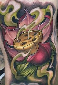 Lotus uzorak tetovaže na nogama