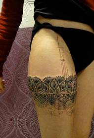 pernas de mulher A tendência sexy da tatuagem de renda