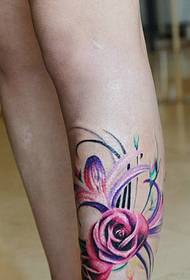Imagini colorate de tatuaje de flori care cad pe vițel