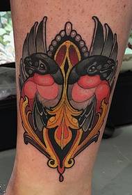 ふくらはぎに2羽の鳥のタトゥーのデザイン
