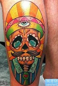 Uzorak tetovaže u boji nogu