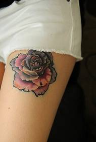 gražus rožių tatuiruotės modelis gražioms kojoms