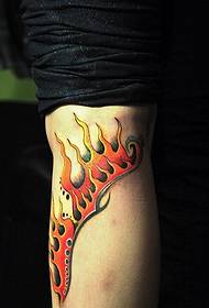 κόκκινο σχέδιο τατουάζ φλόγας