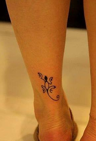 ženski nožni totem majhen vzorec tetovaže gekonov