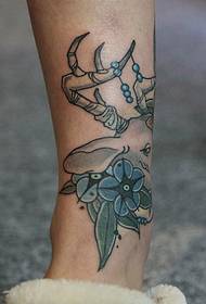 culore di gamba picculu totem tatuu di stampa hè assai di moda