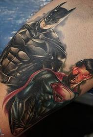 Supermena tetovējuma raksts uz augšstilba