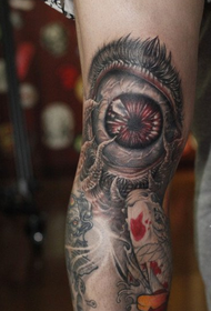 skrämmande dominerande monokulärt tatueringsmönster