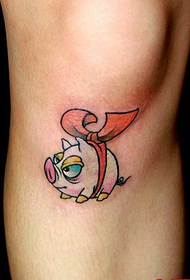 simpatico motivo a tatuaggio carino maiale sotto il ginocchio