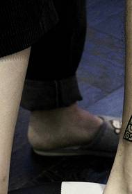 90 po małej tatuażu przedstawiającym parę osobowości nóg
