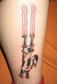 tytöt pitävät söpöstä kissan tatuointikuviosta jaloissa