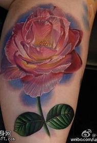 Shank prekrasan uzorak tetovaže makova