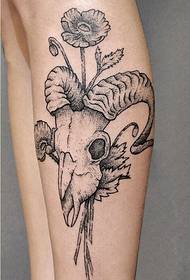 Pika e bukur dhe e bukur e fotografisë së modelit të tatuazheve të Antelopës