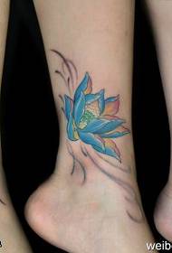Tattooêweya tatîlê ya lotusek xweşik a şîn