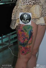 Model i tatuazhit të bukurisë pikturuar me bojë