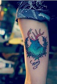 Piękny ładny kolorowy wzór tatuażu jelenia kobiecych nóg