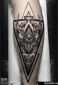 Patrón de tatuaxe con tótem de elementos xeométricos en becerro