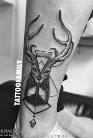 Bela spirita cervo kapo tatuaje ŝablono