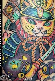 Klasikinis dažytos katės bendras tatuiruotės raštas
