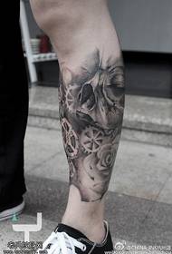 Realistični uzorak tetovaže kotača lubanje