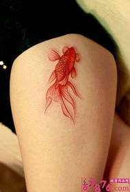 On voit des cuisses de fille sexy images de tatouage de poisson rouge