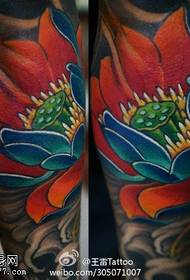 Kleur oorheersende lotus tattoo patroon