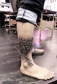Leg sting leopard tattoo pattern