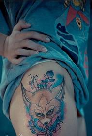 Meisjesbenen, mooie vossen-tatoeages, foto's