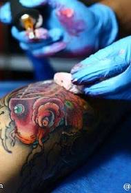 Шоқты классикалық қызыл кою татуировкасы