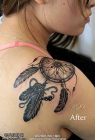 Na ramenu lijep uzorak mrežaste tetovaže
