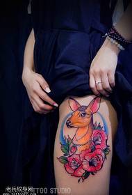 Fawn blommig tatuering mönster på låret