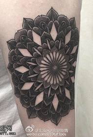 Klasisks skaists vaniļas tetovējuma modelis uz teļa