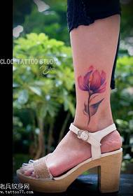 Maľované krásne malé kvetinové tetovanie vzor