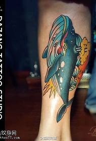 小腿彩绘的鲸鱼纹身图案
