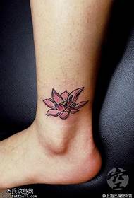 Paprastas lotoso gėlių tatuiruotės modelis