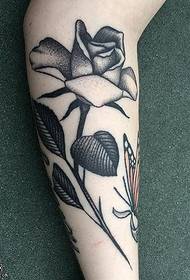 Realni cvjetni uzorak tetovaže za noge