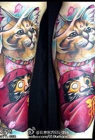 Tatuaż kota Dharma na łydce