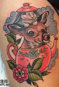 Suņu tetovējuma raksts tējkannā