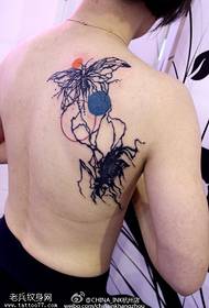 Motif de tatouage de guêpe de couleur d'encre pour le dos