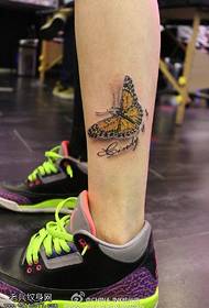 Këmbët duke fluturuar si model tatuazhi flutur
